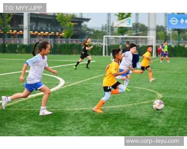 踢足球的激情与团结带来的胜利瞬间分享